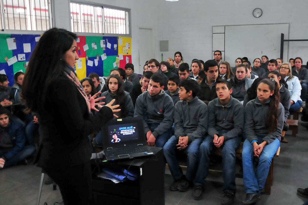 Die amerikanische Expertin Mónica Barajas schult Kinder und Jugendliche in Uruguay in der sicheren und verantwortungsvollen Nutzung des Internets und im Umgang mit Cyber-Diffamierung.